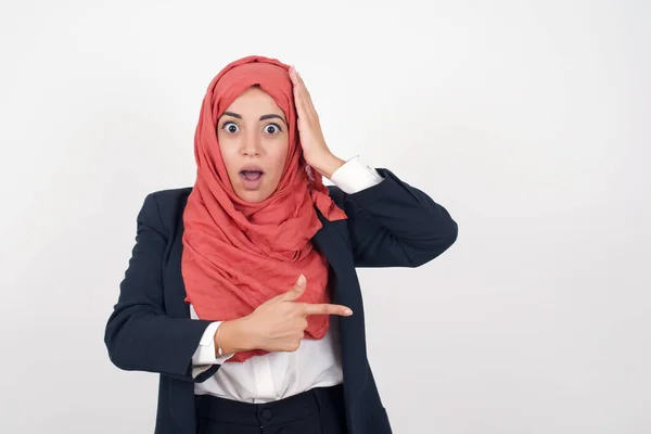Mulher Muçulmana Bonita Usa Blazer Preto Hijab Wow Como Emocionante — Fotografia de Stock