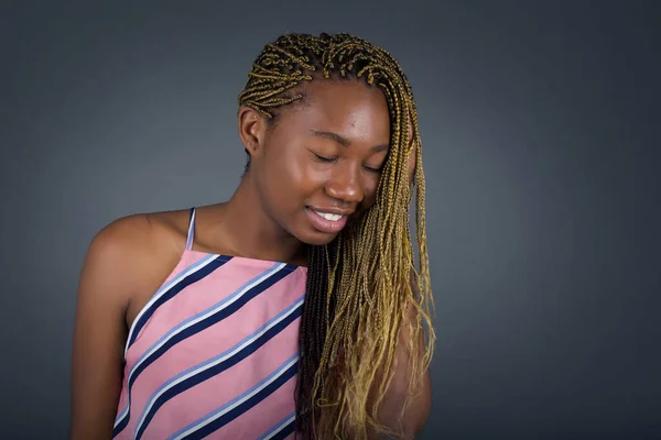 Aufnahme Einer Jungen Afroamerikanerin Vor Grauem Hintergrund Freut Sich Über — Stockfoto