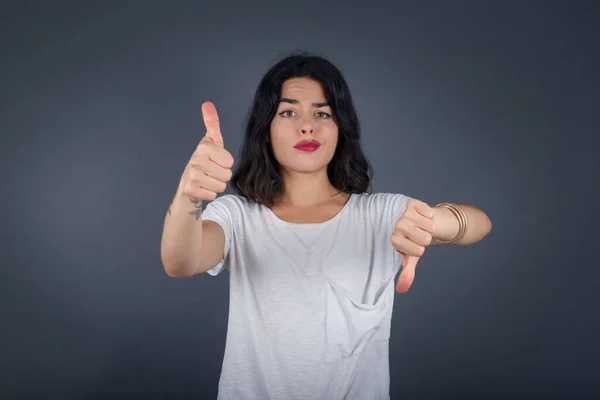 Een Jonge Vrouw Die Een Slecht Teken Maakt Ontevreden Niet — Stockfoto