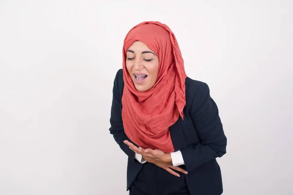 Radostná Krásná Muslimka Nosí Černé Sako Hidžáb Drží Ruce Zkřížené — Stock fotografie