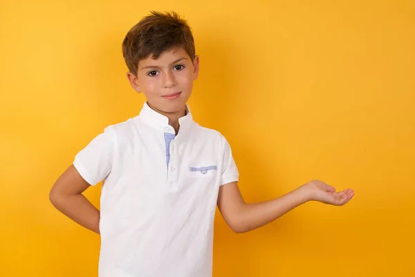 Mignon Garçon Avec Paume Ouverte Contre Mur Jaune — Photo