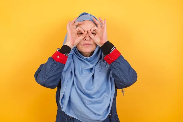 Playful Excited Middle Aged Muslim Woman Hijab Showing Gestures Both — Stock Photo, Image