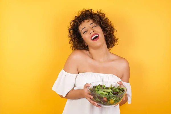 Mulher Árabe Sorridente Bonita Com Salada Com Sorriso Largo Mostra — Fotografia de Stock