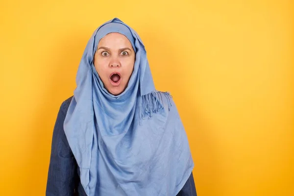 有表情的面部表情惊慌失措的中年穆斯林妇女头戴头巾 下颚不断下垂 对她所看到的一切感到震惊 — 图库照片
