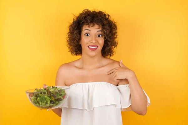 Positiv Freudige Araberin Mit Salat Sagt Wow Wie Aufregend Ist — Stockfoto
