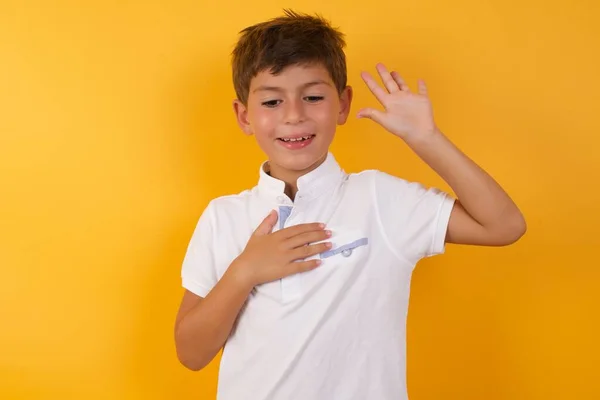 Menino Bonito Jurando Contra Parede Amarela — Fotografia de Stock