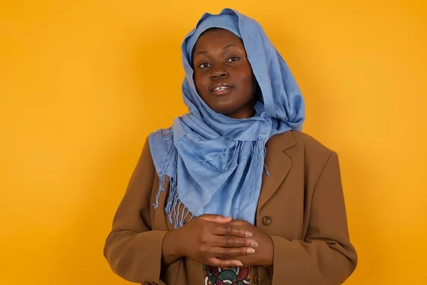 Affärsidé Porträtt Afroamerikansk Muslimsk Kvinna Som Håller Händer Med Självsäker — Stockfoto