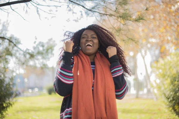 Genç Güzel Kıvırcık Saçlı Afro Amerikan Kadın Parkta Yumrukları Olan — Stok fotoğraf