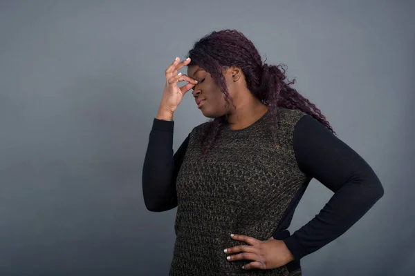 Muy Molesto Encantador Agradable Mujer Afroamericana Ropa Casual Tocando Nariz — Foto de Stock