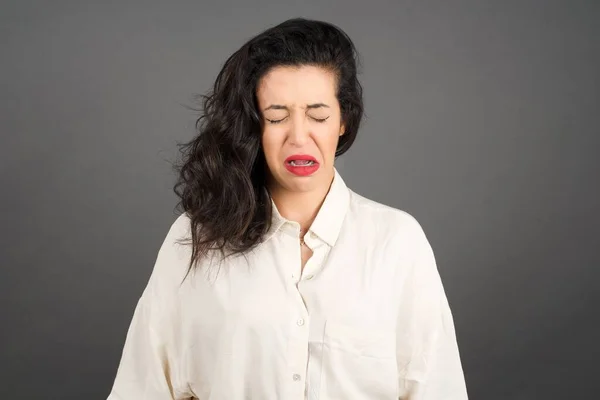 Belle Femme Brune Habillée Avec Désinvolture Pleurer Debout Sur Fond — Photo