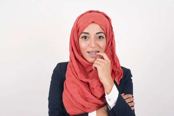 Dreamybeautiful Mujer Musulmana Lleva Chaqueta Negra Hijab Con Expresión Reflexiva — Foto de Stock