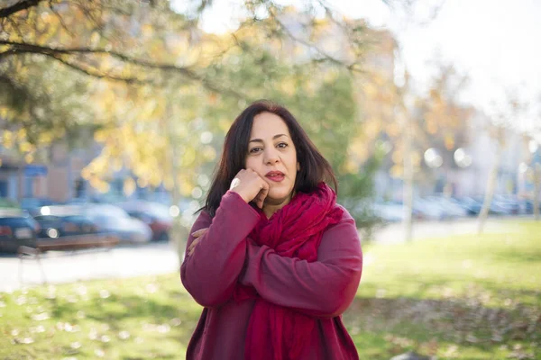 Parkta poz veren orta yaşlı güzel bir Arap kadın.  