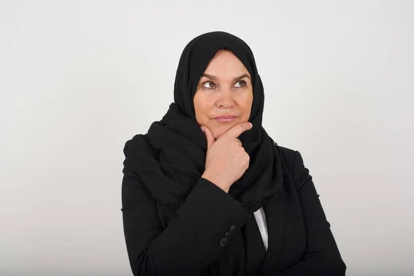 Odizolowany Portret Muzułmanki Czarnym Hidżabie Ręką Pod Brodą Patrzącej Bokiem — Zdjęcie stockowe