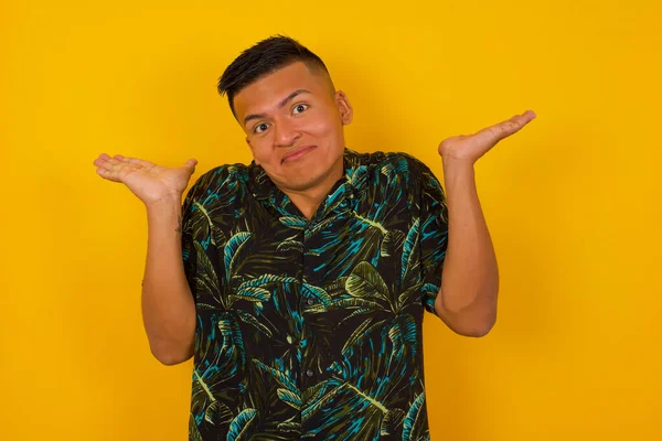 Yakışıklı İspanyol bir adam. İfadesi, kafası karışıklığı ve merakı var. Belirsiz gelecek omuz silkiyor, gri duvara karşı duruyor..