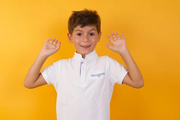 Mignon Garçon Est Surpris Avec Les Mains Contre Mur Jaune — Photo