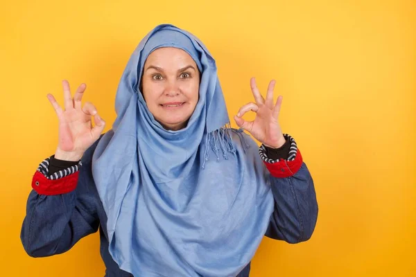 Glad Attractive Middle Aged Muslim Woman Hijab Shows Sign Both — Stock Photo, Image