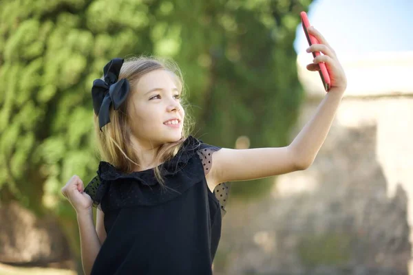 Portret Bardzo Szczęśliwej Dziewczyny Robiącej Selfie Parku — Zdjęcie stockowe