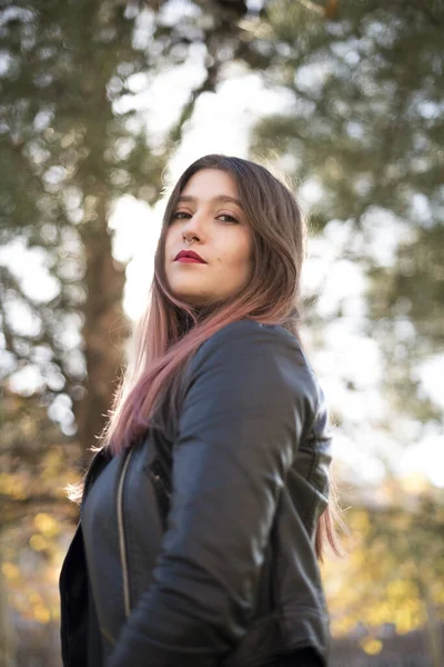 Parkta poz veren güzel bir kız.  