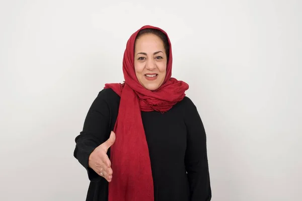 Olgun Müslüman Kadın Tesettüre Girmiş Gri Duvara Karşı Duruyor Stüdyoda — Stok fotoğraf
