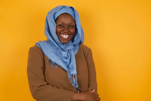 Positive Menschliche Mimik Und Emotionen Vereinzelte Aufnahme Einer Attraktiven Afroamerikanischen — Stockfoto