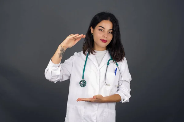 Ξανθιά Ευρωπαίος Γιατρός Γυναίκα Πάνω Από Απομονωμένο Φόντο Gesturing Χέρια — Φωτογραφία Αρχείου
