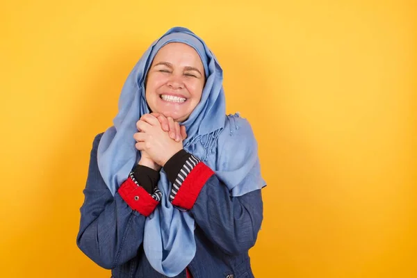Dreamy Middle Aged Muslim Woman Hijab Pleasant Expression Closes Eyes — Stock Photo, Image