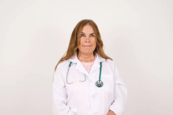 Mujer Médica Caucásica Madura Atractiva Pensativa Que Usa Uniforme Médico — Foto de Stock