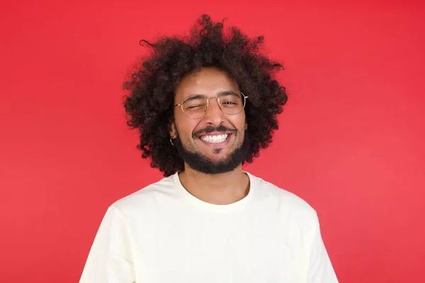 Jongeman Met Afro Haar Glimlachend Tegen Rode Muur — Stockfoto
