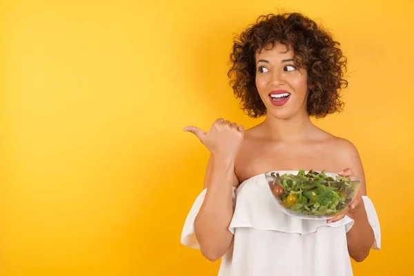 Omg Concept Stupefied Arab Woman Salad Surprised Expression Opens Eyes — Stock Photo, Image