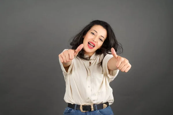 Mulher Morena Bonita Vestida Casualmente Com Polegares Para Cima Contra — Fotografia de Stock