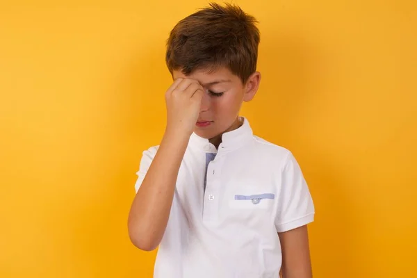 Schattig Jongen Denken Tegen Gele Muur — Stockfoto