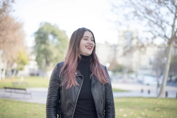 Jovem Bela Mulher Sorrindo Parque — Fotografia de Stock