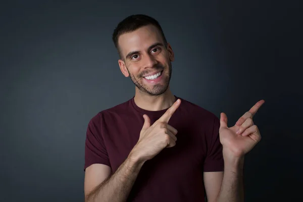 Werbekonzept Positiver Hübscher Kaukasischer Mann Mit Strahlendem Lächeln Hemd Auf — Stockfoto
