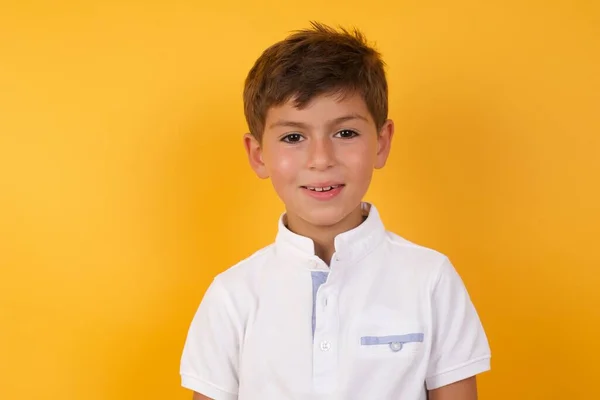 Menino Bonito Sorrindo Contra Parede Amarela — Fotografia de Stock