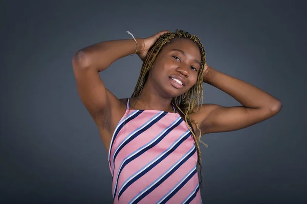 Retrato Una Encantadora Joven Afroamericana Sonriendo Ampliamente Con Expresión Segura — Foto de Stock