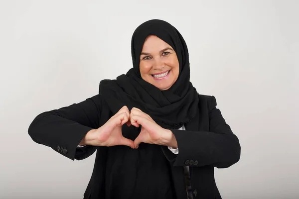 Hermosa Mujer Musulmana Hiyab Negro Sobre Fondo Aislado Sonriendo Amor — Foto de Stock