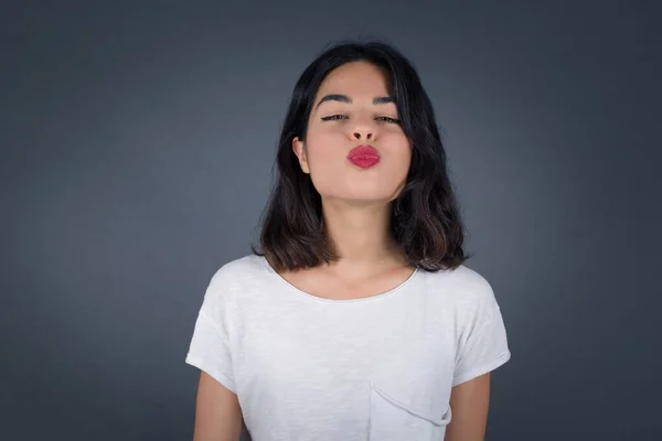 Aangenaam Uitziende Jonge Vrouw Houdt Lippen Als Gaan Iemand Kussen — Stockfoto