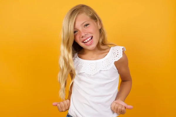 Χαριτωμένο Κορίτσι Χαμογελά Δείχνει Τους Αντίχειρες Επάνω Στο Κίτρινο Φόντο — Φωτογραφία Αρχείου