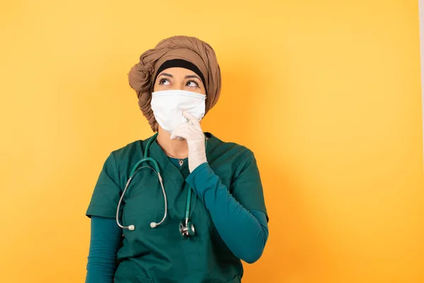 Rêveuse Jeune Belle Musulmane Médecin Femme Uniforme Médical Vert Avec — Photo