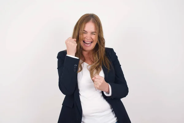 Hermosa Mujer Mediana Edad Celebrando Contra Fondo Pared — Foto de Stock