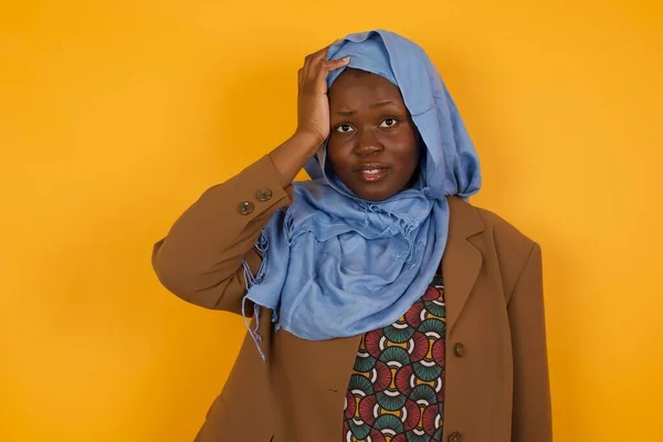 Mulher Muçulmana Afro Americana Preocupada Ansiosa Não Lembra Nada Retrato — Fotografia de Stock