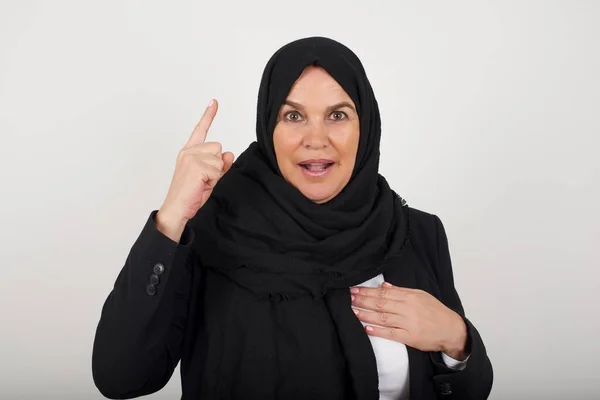 Positive Glad Muslim Woman Black Hijab Says Wow How Exciting — Stock Photo, Image