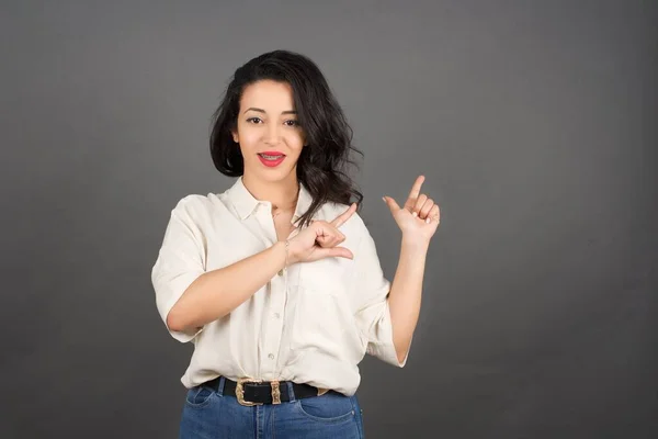 Schöne Brünette Frau Lässig Gekleidet Vor Grauem Hintergrund Stehen — Stockfoto