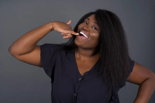 Atrakcyjna Afroamerykanka Naśladuje Rozmowy Telefoniczne Trzyma Rękę Blisko Ucha Jakby — Zdjęcie stockowe