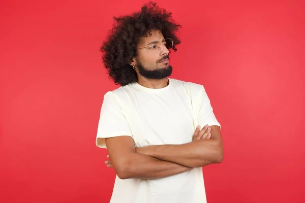 Joven Con Pelo Afro Con Los Brazos Cruzados Contra Pared — Foto de Stock