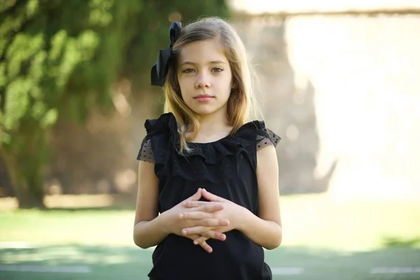Business Concept Portret Dziewczyny Trzymającej Się Ręce Ufną Twarzą Parku — Zdjęcie stockowe