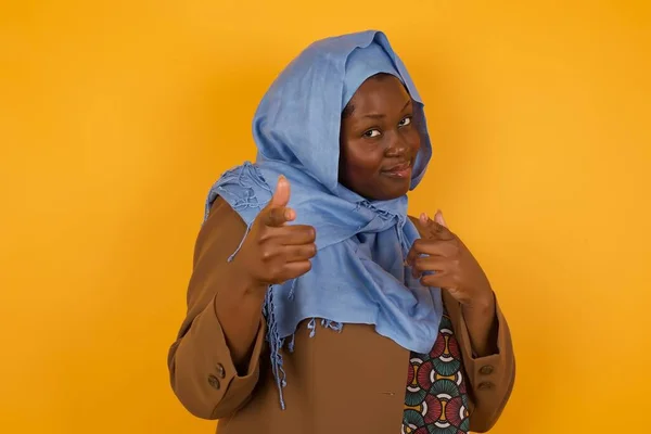 Jeune Belle Femme Musulmane Afro Américaine Pointant Caméra Avec Des — Photo