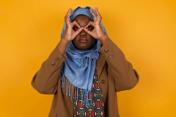 Brincalhão Animado Adolescente Afro Americano Muçulmano Mulher Mostrando Gestos Com — Fotografia de Stock