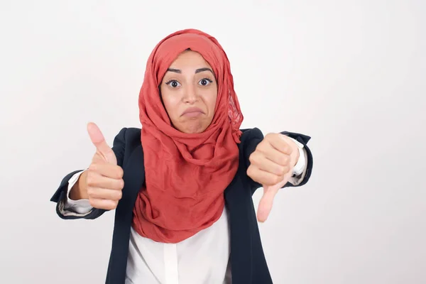 Mulher Muçulmana Bonita Usa Blazer Preto Hijab Fazendo Bom Mau — Fotografia de Stock