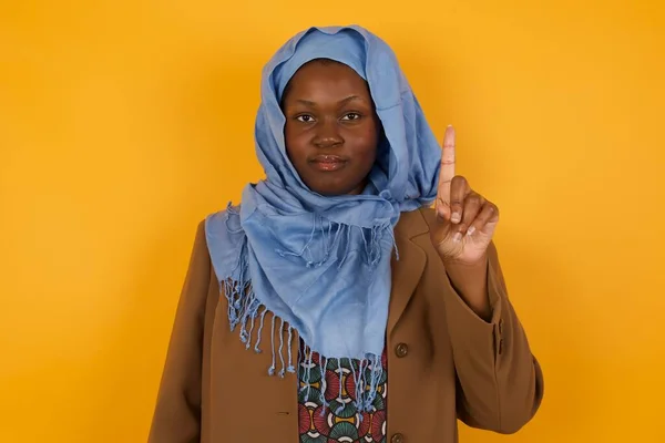 Jeune Femme Musulmane Afro Américaine Debout Contre Mur Gris Montrant — Photo